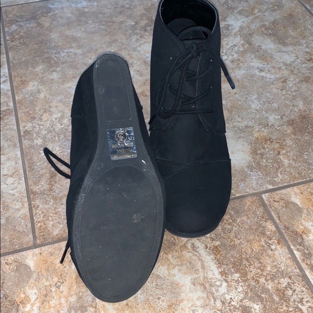 Shoes - Picture 4 of 5